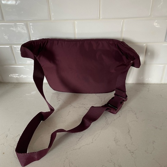 Reebok Crossbody Bag Burgundy One Size - Picture 2 of 5